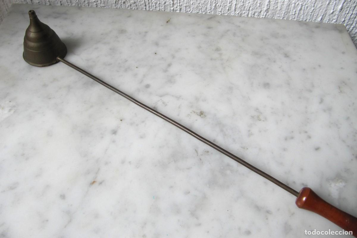 Antig&uuml;edades: antiguo apagavelas lat&oacute;n y madera - Foto 3
