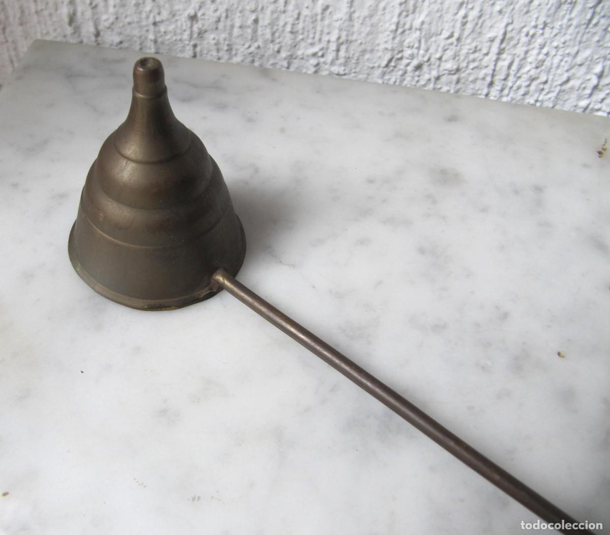 Antig&uuml;edades: antiguo apagavelas lat&oacute;n y madera - Foto 4