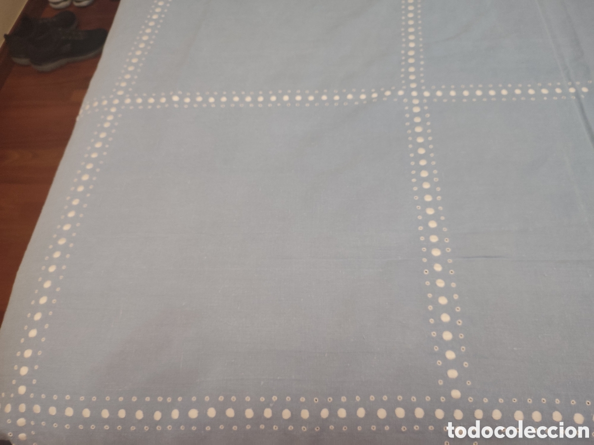 Antig&uuml;edades: Colcha hilo azul con bodoques blancos - Foto 2