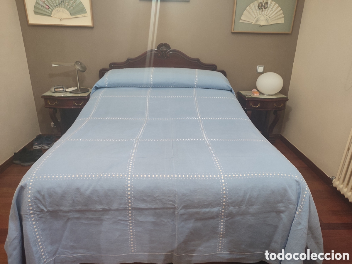 Antig&uuml;edades: Colcha hilo azul con bodoques blancos - Foto 1