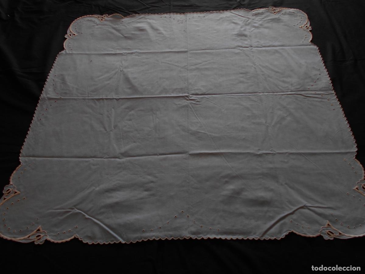 Antig&uuml;edades: MANTEL DE COLOR CELESTE CON 6 SERVILLETAS, MIDE 85 X 82 CMS. - Foto 2