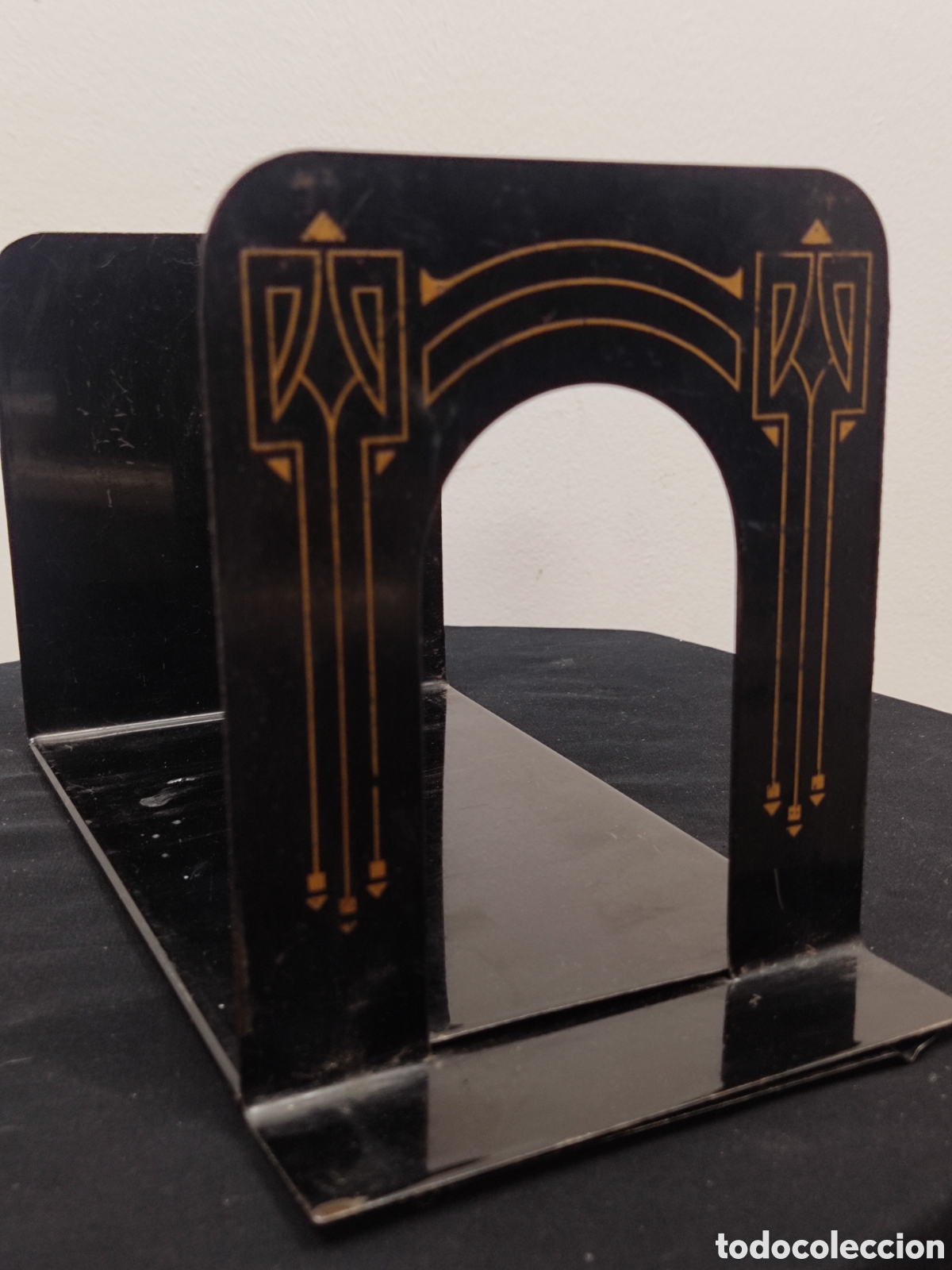 Antig&uuml;edades: Sujeta libros art dec&oacute; met&aacute;lico. Se desmonta en 3 piezas.