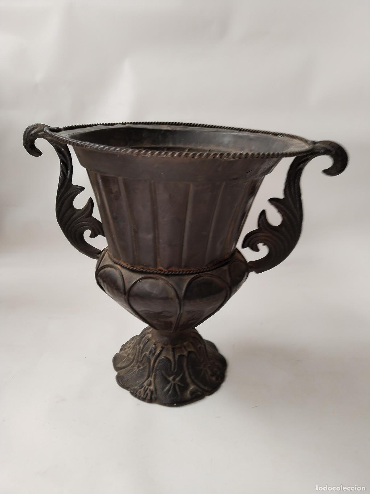 Antig&uuml;edades: copa de jardin de metal - Foto 3