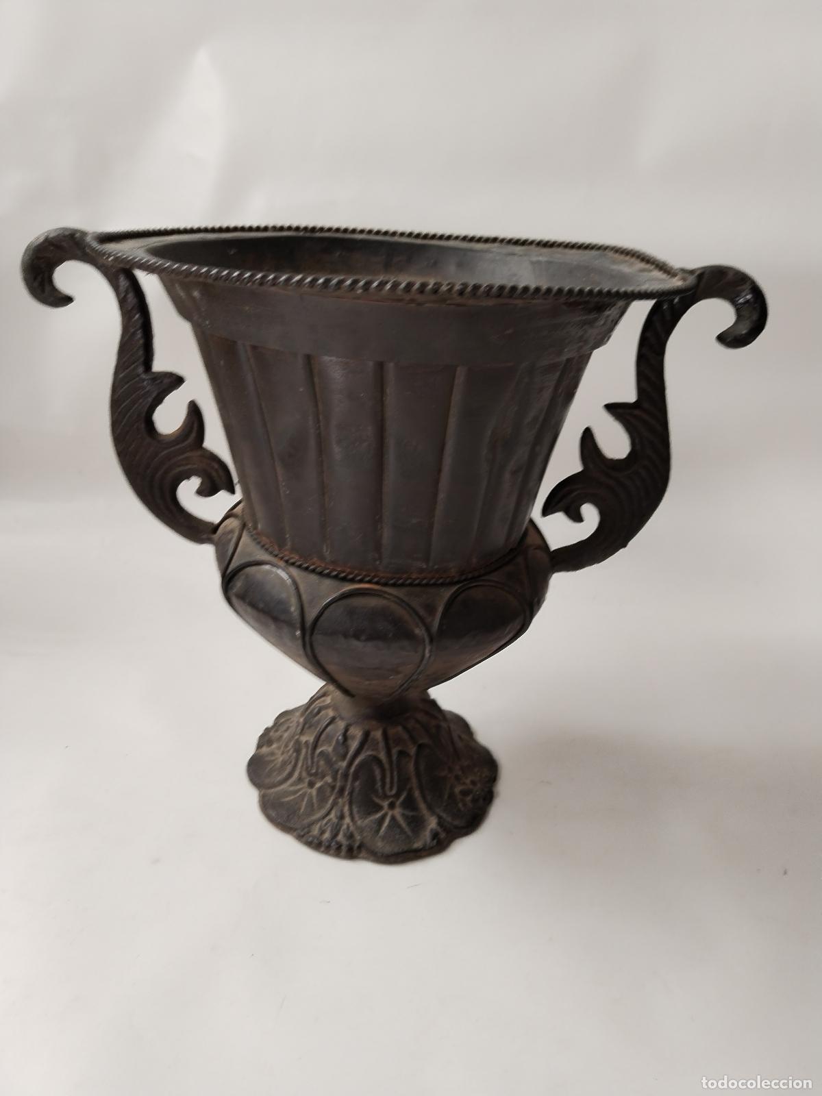 Antig&uuml;edades: copa de jardin de metal - Foto 4