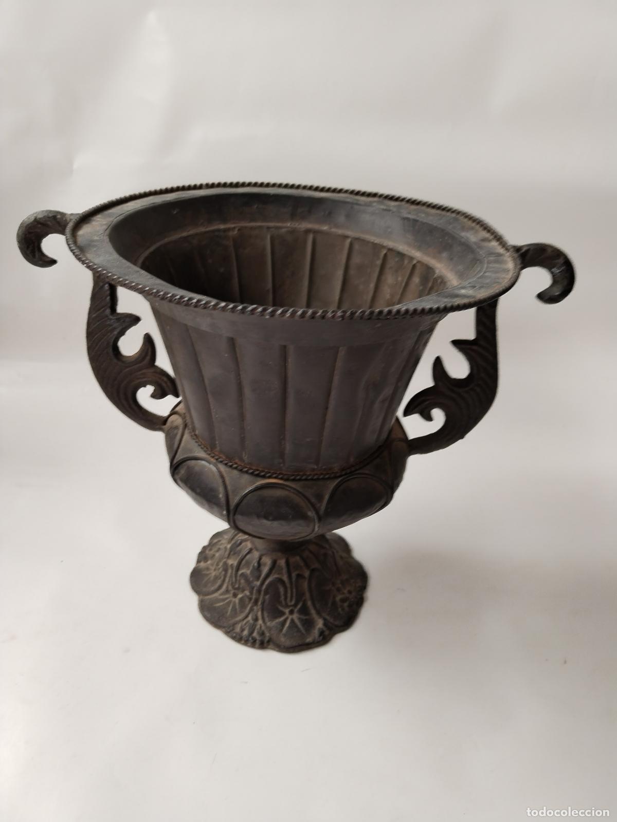 Antig&uuml;edades: copa de jardin de metal - Foto 1