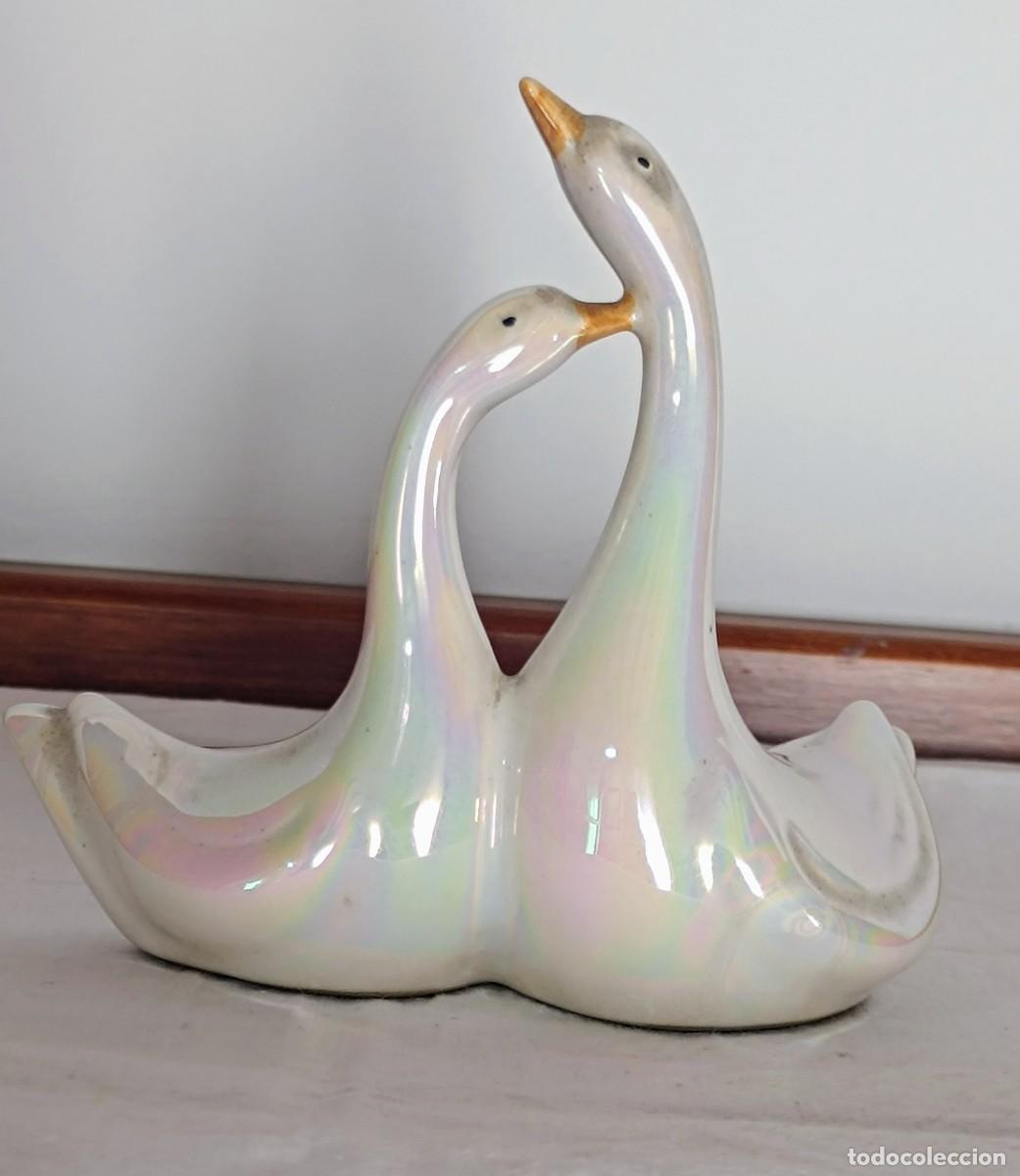 Antig&uuml;edades: Figura de cisnes de porcelana - Foto 1