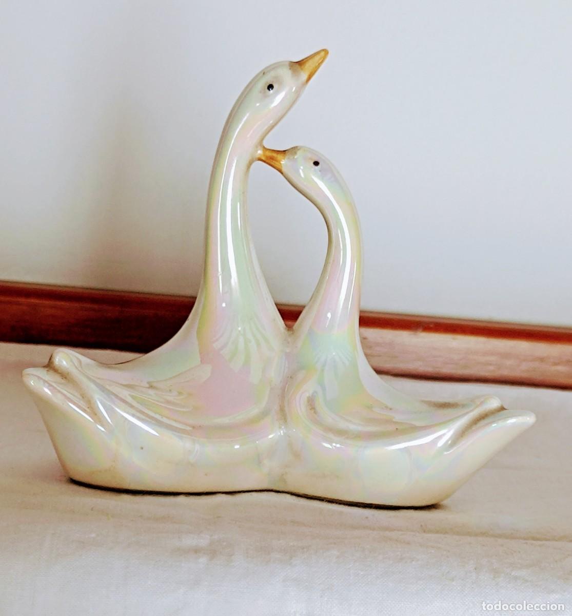 Antig&uuml;edades: Figura de cisnes de porcelana - Foto 2