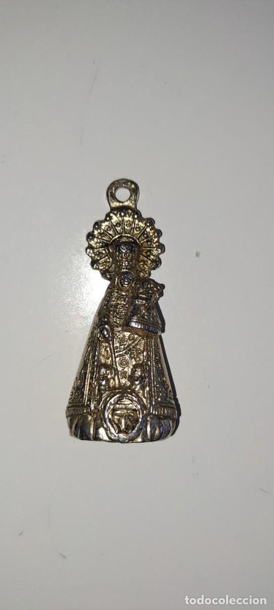 Antig&uuml;edades: Colgante Virgen del Roc&iacute;o en bronce - Foto 1