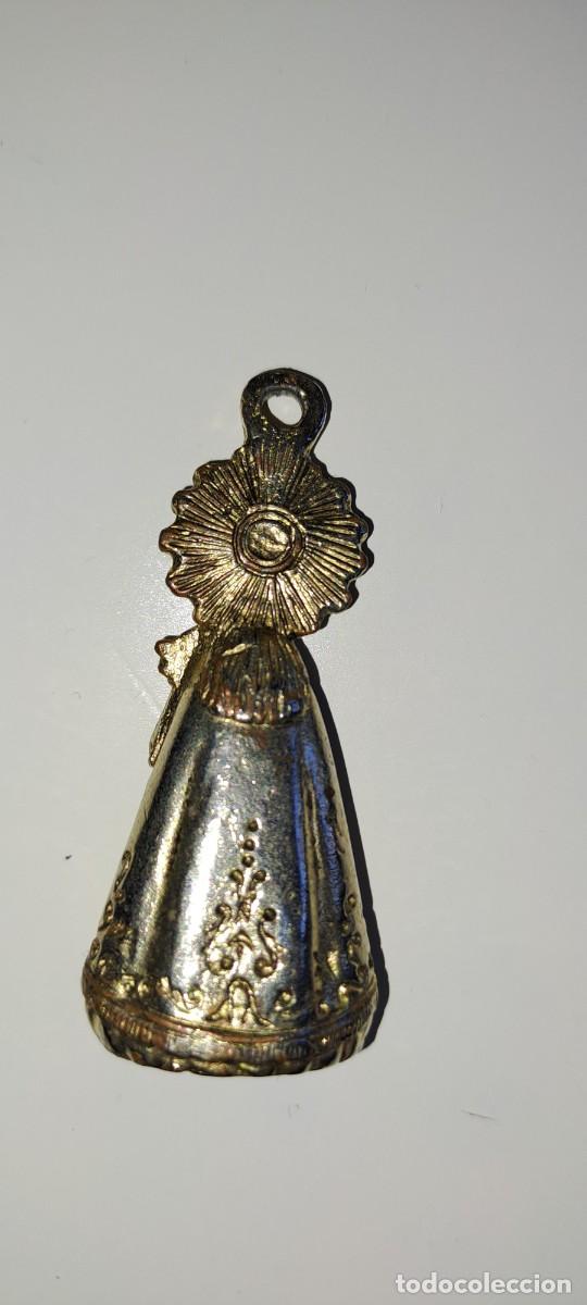 Antig&uuml;edades: Colgante Virgen del Roc&iacute;o en bronce - Foto 2