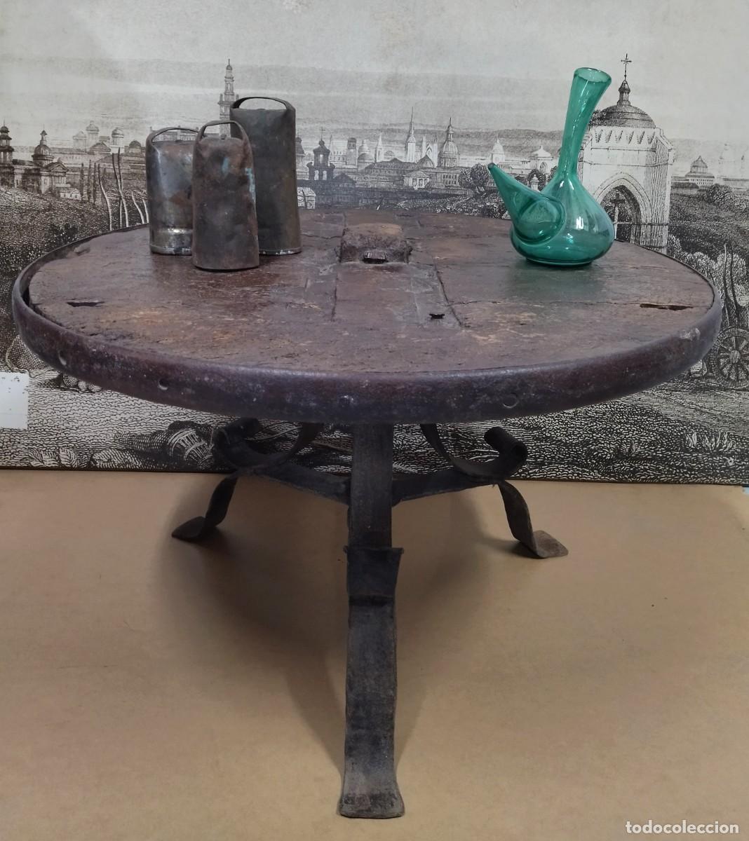 Antig&uuml;edades: Mesa de rueda de carro y forja de hierro - Foto 1