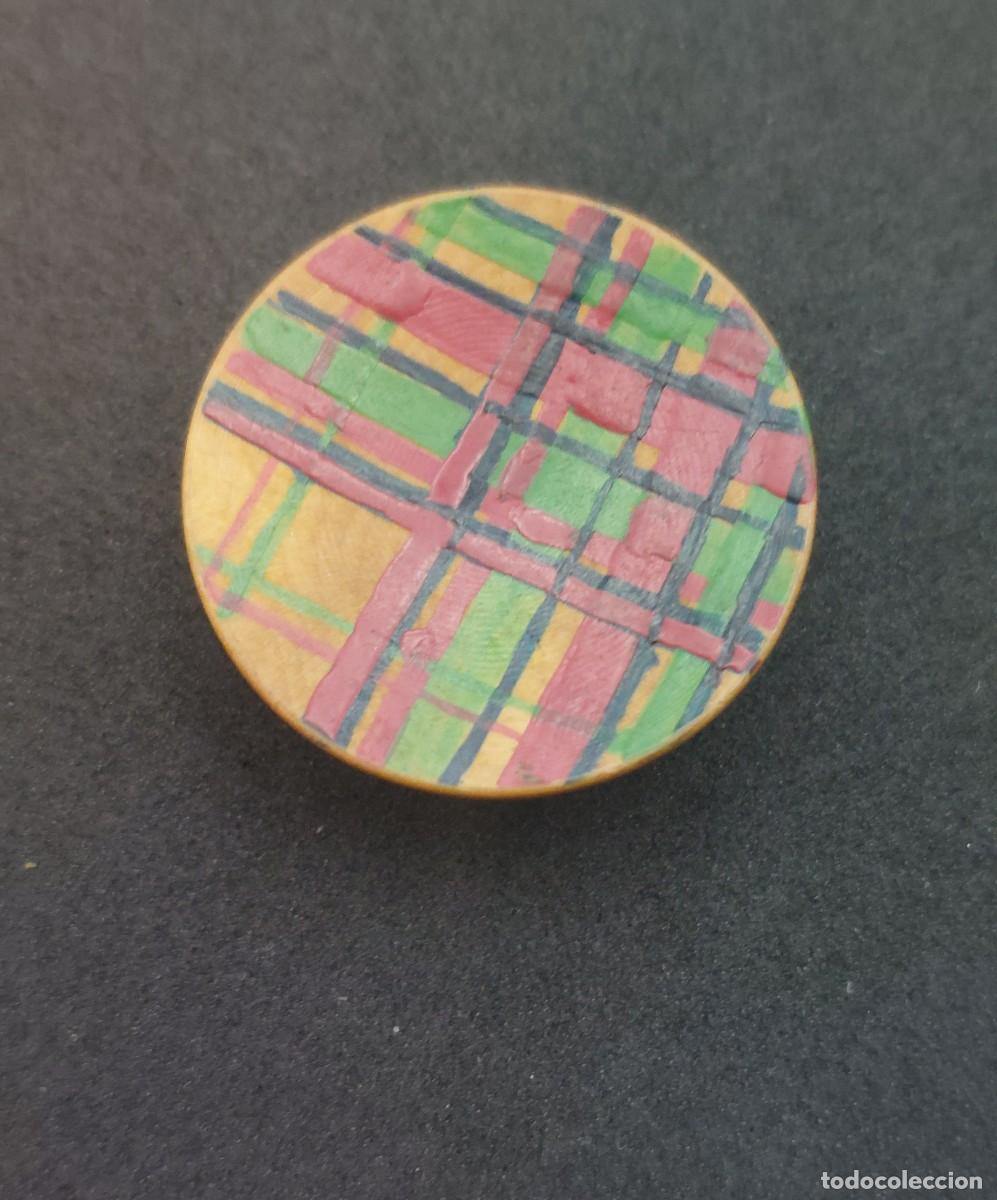 Antig&uuml;edades: BOT&Oacute;N DE MADERA PINTADO A MANO 23 mm - Foto 1