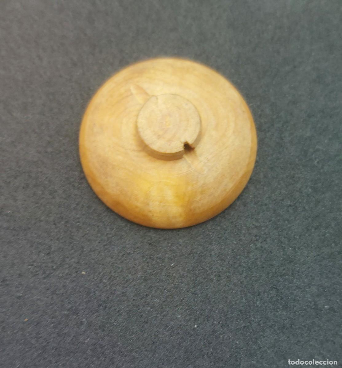 Antig&uuml;edades: BOT&Oacute;N DE MADERA PINTADO A MANO 23 mm - Foto 2