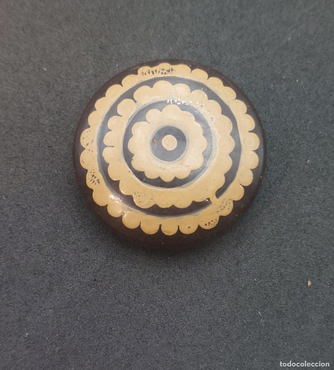 Antig&uuml;edades: BOT&Oacute;N DE MADERA PINTADO A MANO 28 mm - Foto 1