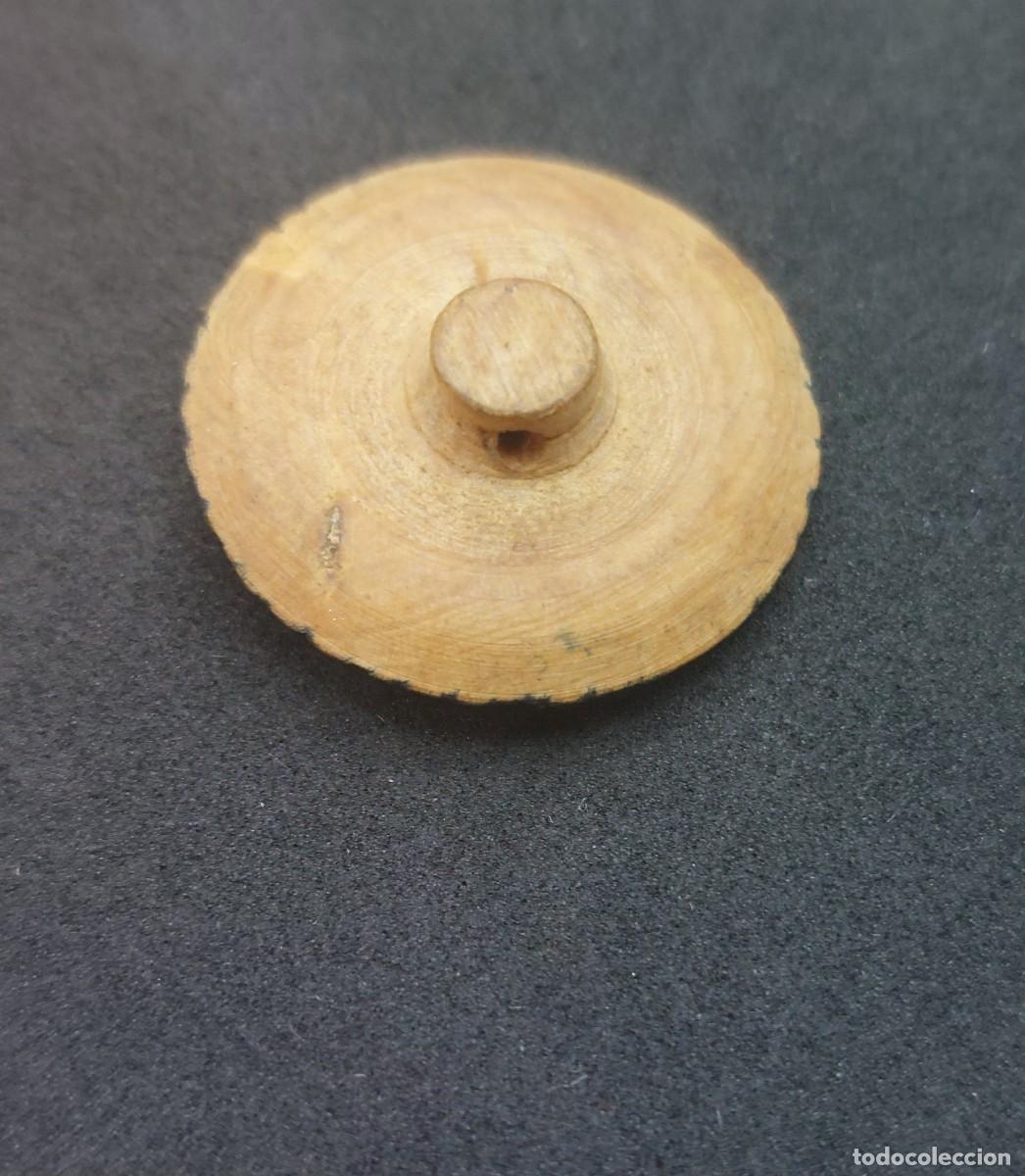 Antig&uuml;edades: BOT&Oacute;N DE MADERA PINTADO A MANO 23 mm - Foto 2
