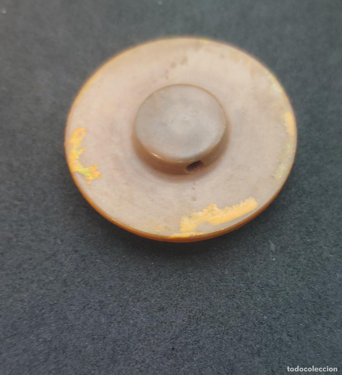 Antig&uuml;edades: BOT&Oacute;N DE MADERA PINTADO A MANO 27 mm - Foto 2