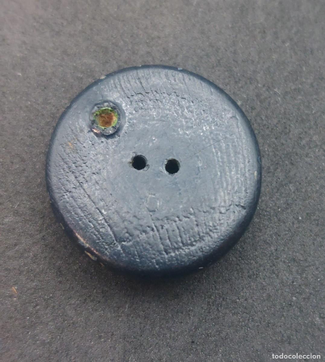Antig&uuml;edades: BOT&Oacute;N DE MADERA PINTADO A MANO 21 mm - Foto 2
