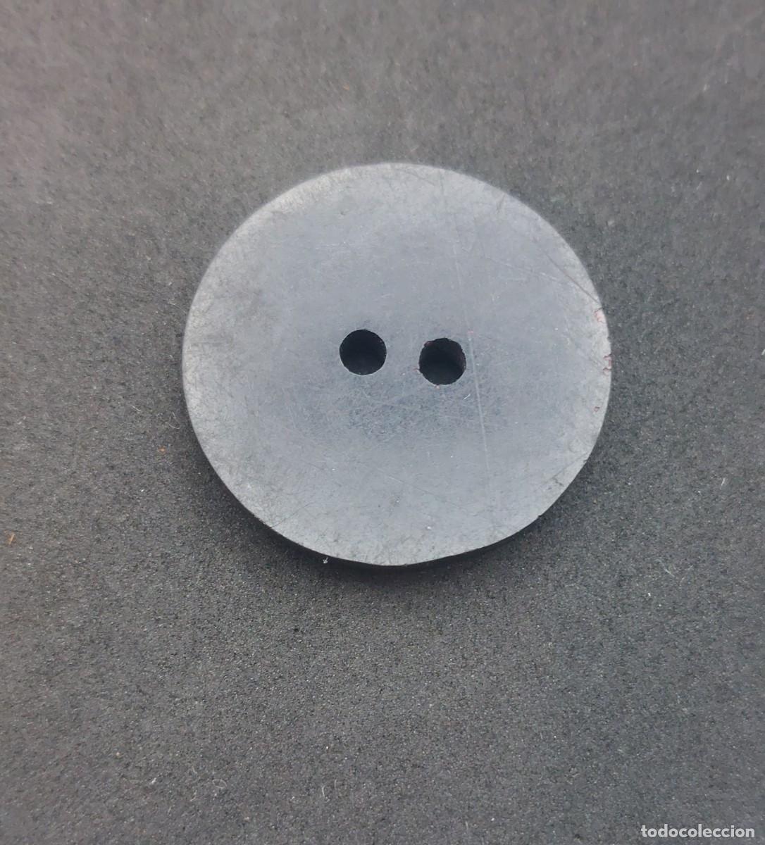 Antig&uuml;edades: BOT&Oacute;N DE MADERA PINTADO A MANO 27 mm - Foto 2