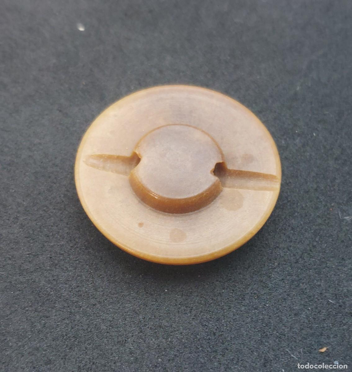 Antig&uuml;edades: BOT&Oacute;N DE MADERA PINTADO A MANO 23 mm - Foto 2