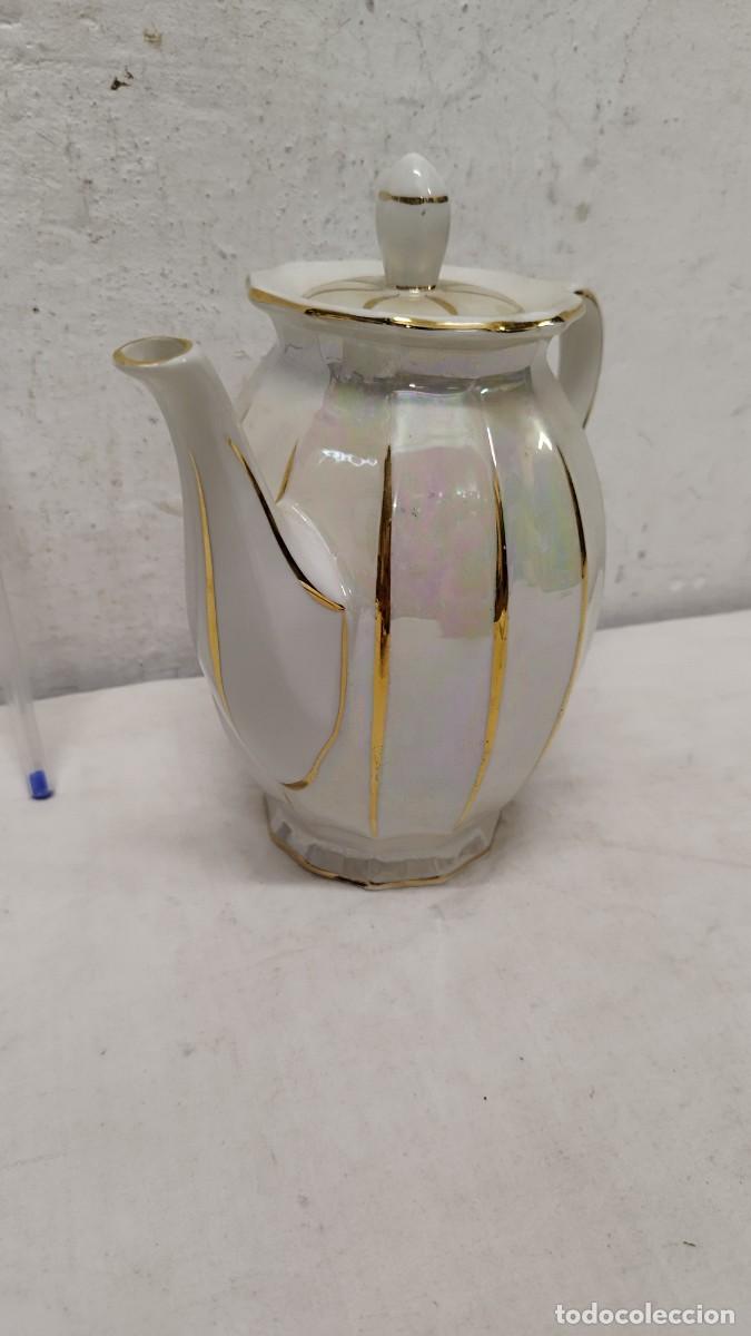 Antig&uuml;edades: Antigua cafetera de porcelana pintada - Foto 3