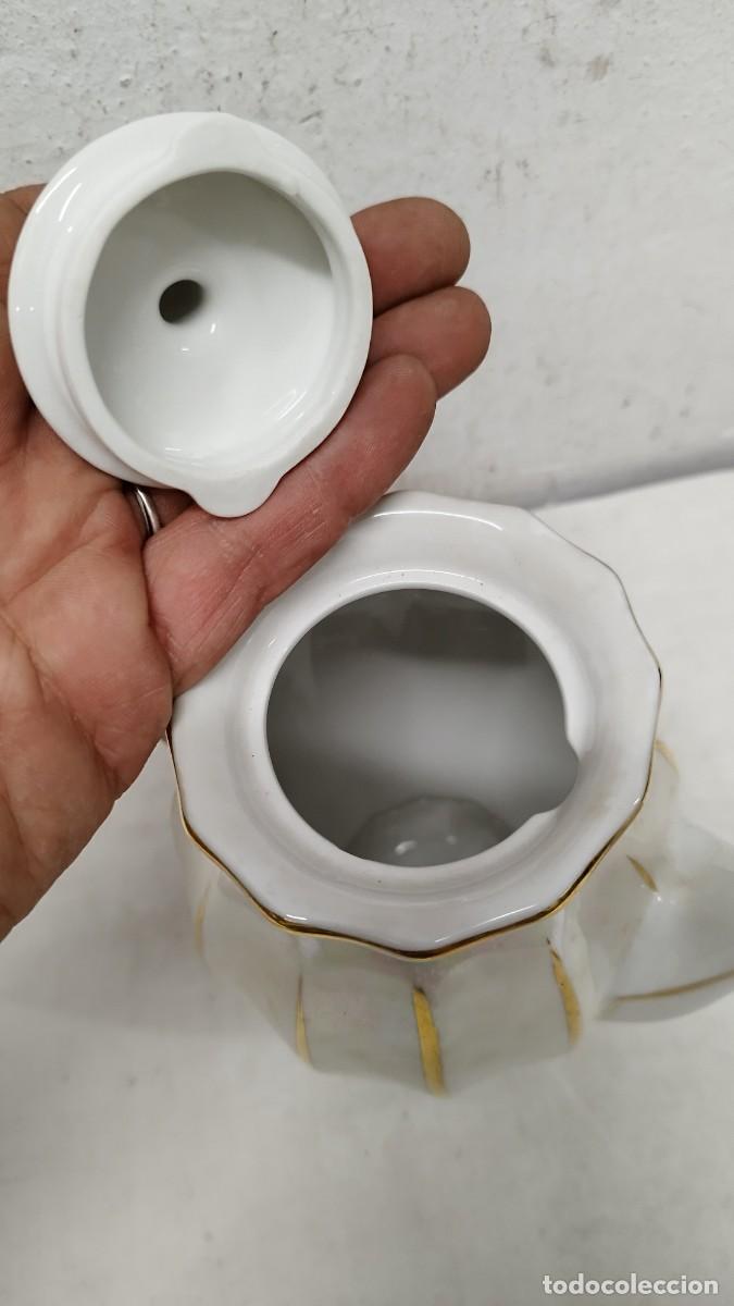 Antig&uuml;edades: Antigua cafetera de porcelana pintada - Foto 6