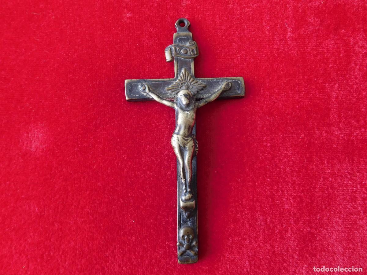 Antig&uuml;edades: Crucifijo antigua de bronce y madera - Foto 1