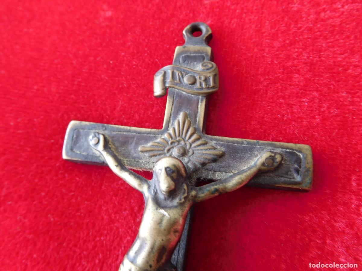 Antig&uuml;edades: Crucifijo antigua de bronce y madera - Foto 2