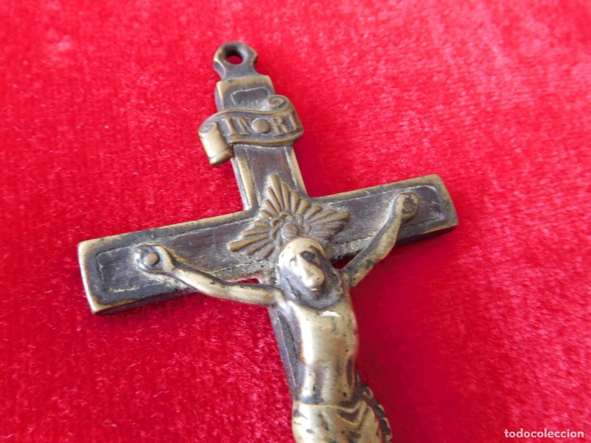 Antig&uuml;edades: Crucifijo antigua de bronce y madera - Foto 3
