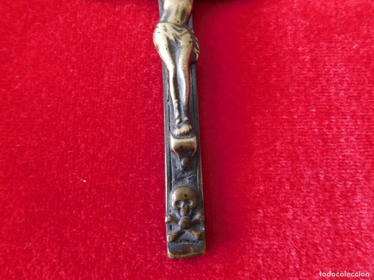 Antig&uuml;edades: Crucifijo antigua de bronce y madera - Foto 4