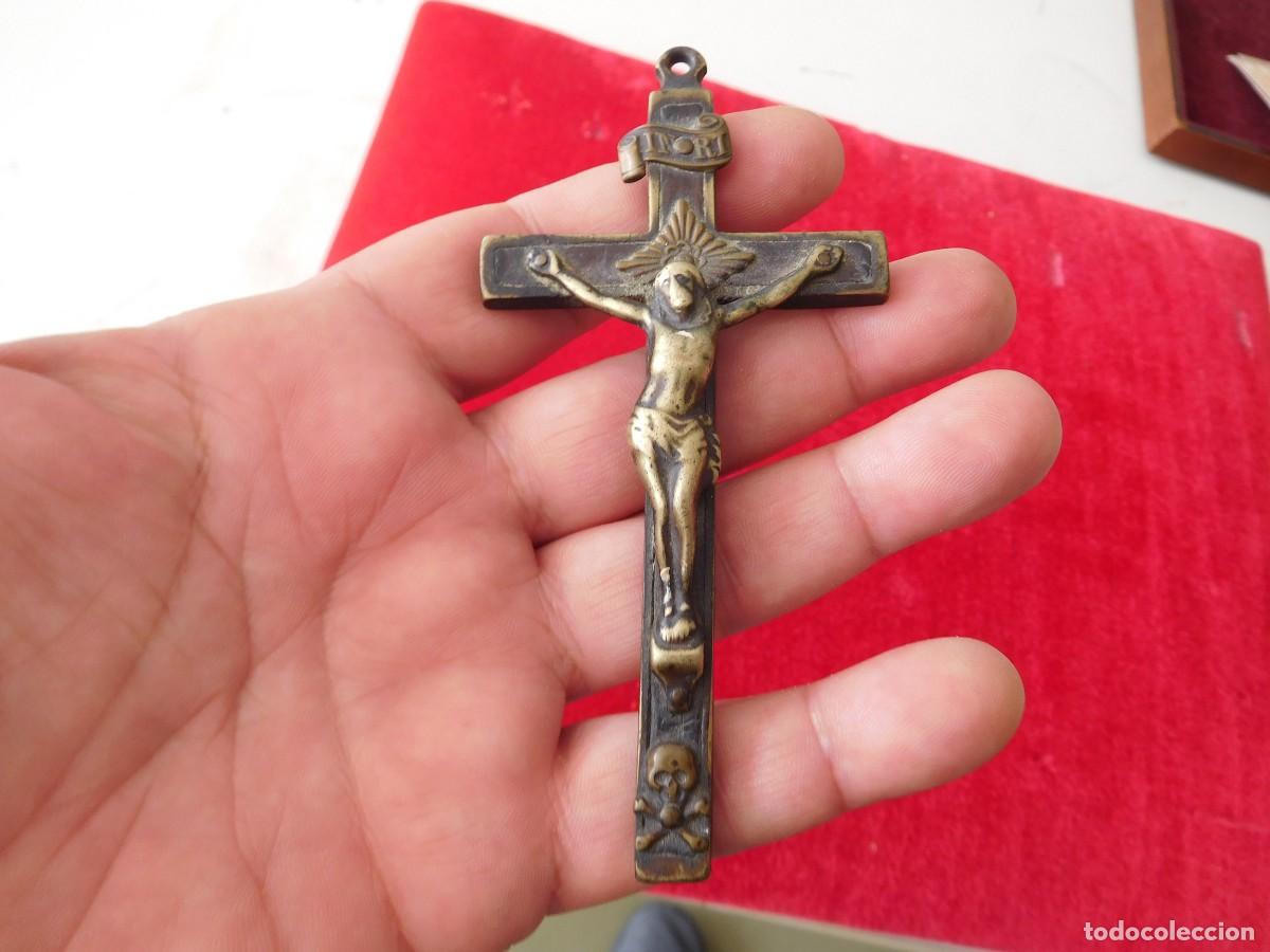 Antig&uuml;edades: Crucifijo antigua de bronce y madera - Foto 6