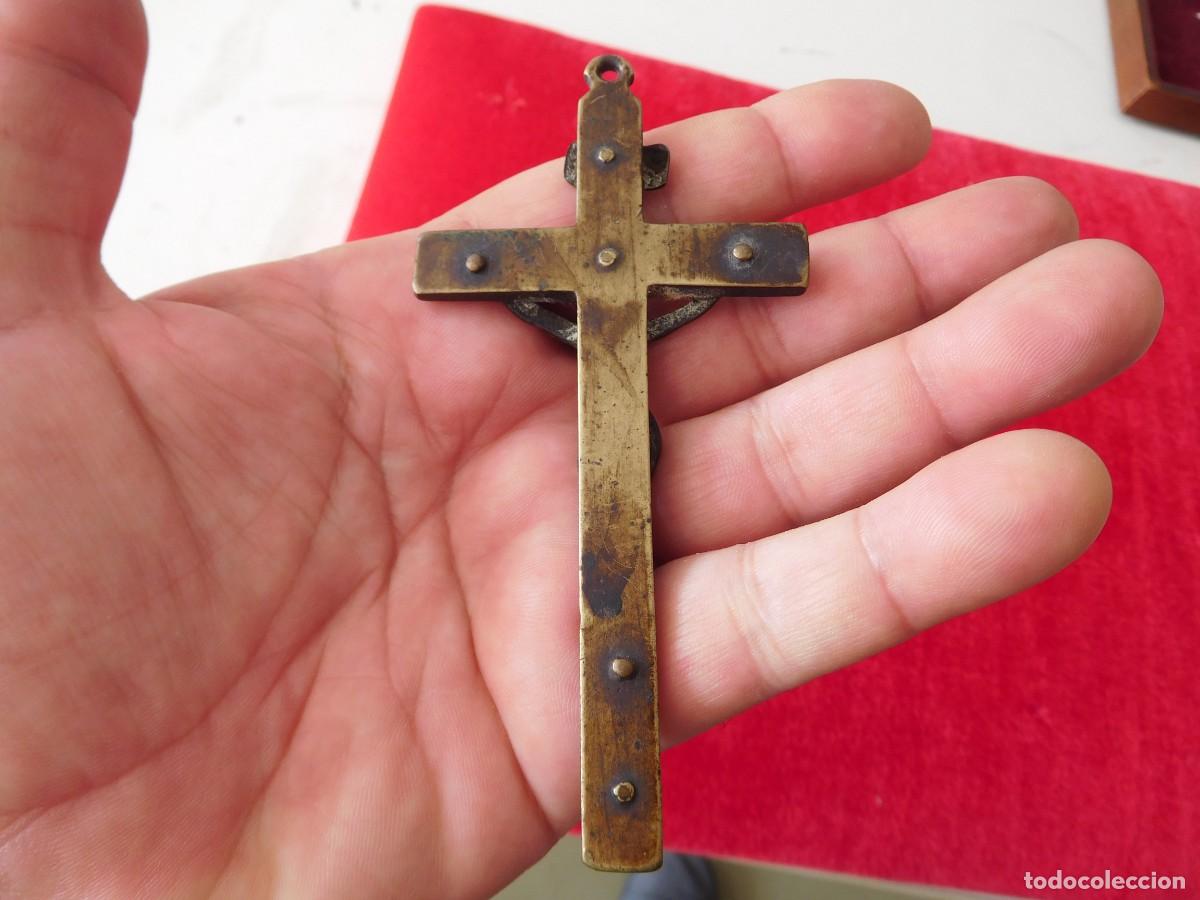 Antig&uuml;edades: Crucifijo antigua de bronce y madera - Foto 7