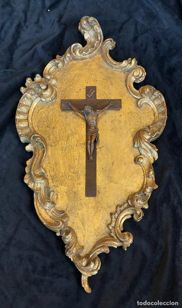 Antig&uuml;edades: Marco dorado antiguo con Cristo de madera. - Foto 1
