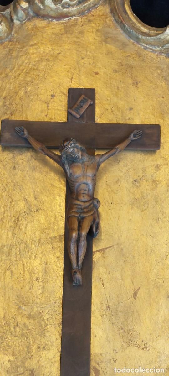 Antig&uuml;edades: Marco dorado antiguo con Cristo de madera. - Foto 2