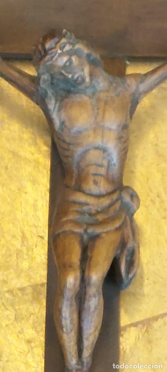 Antig&uuml;edades: Marco dorado antiguo con Cristo de madera. - Foto 3