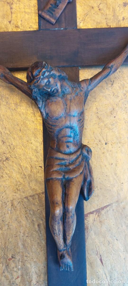 Antig&uuml;edades: Marco dorado antiguo con Cristo de madera. - Foto 4