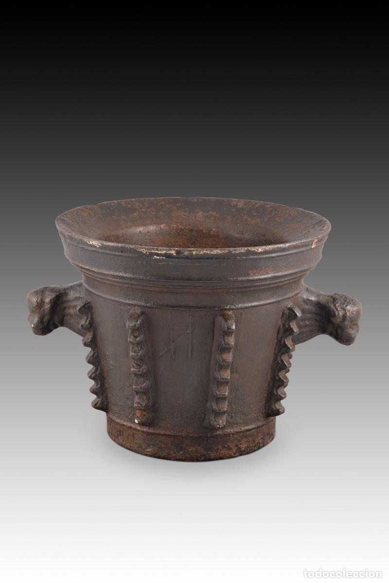 Antiques: Mortero de farmacia en hierro. Siglos XVIII-XIX.