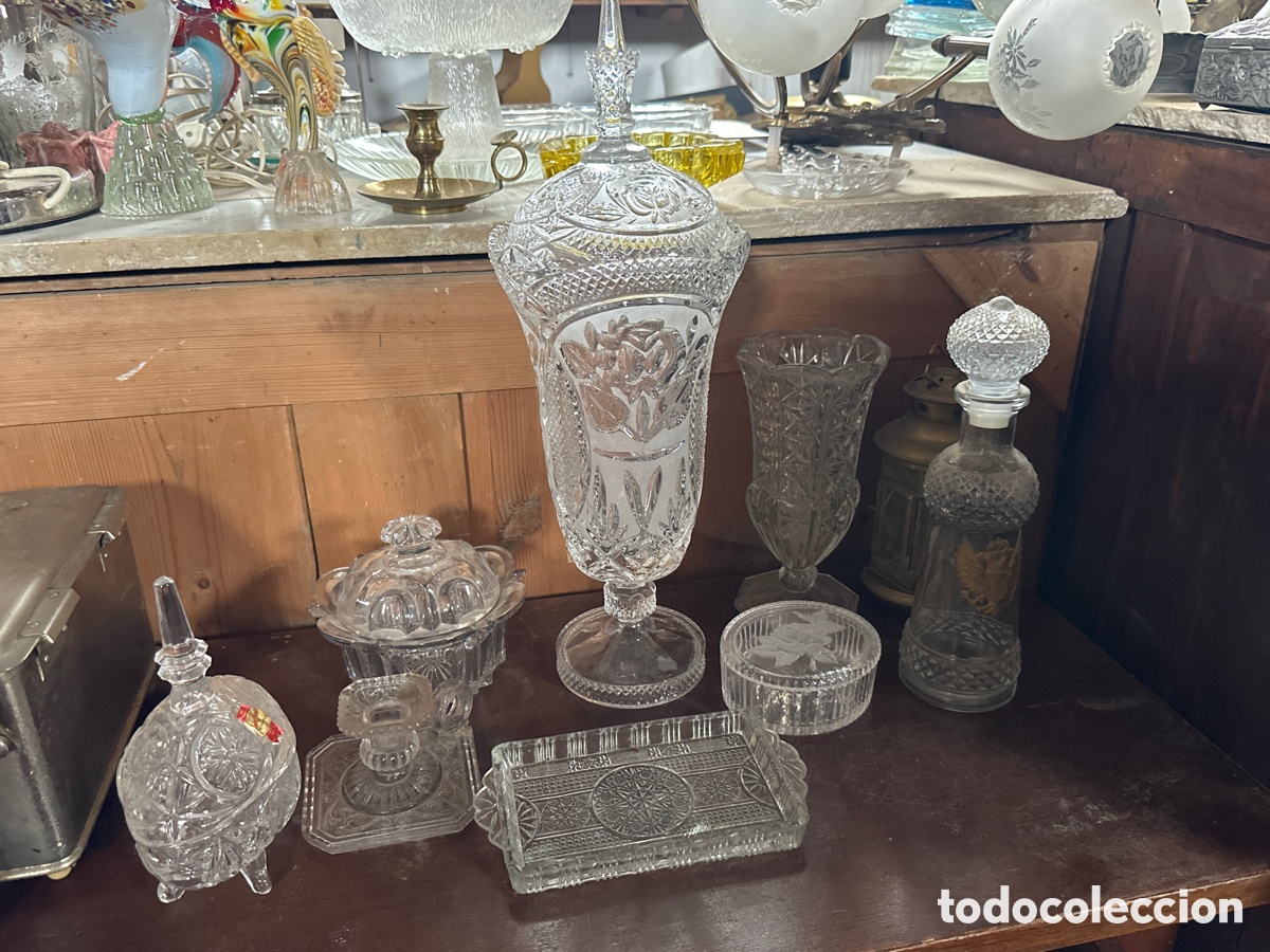 Antig&uuml;edades: Lote de jarrones de Cristal de la granja tallada