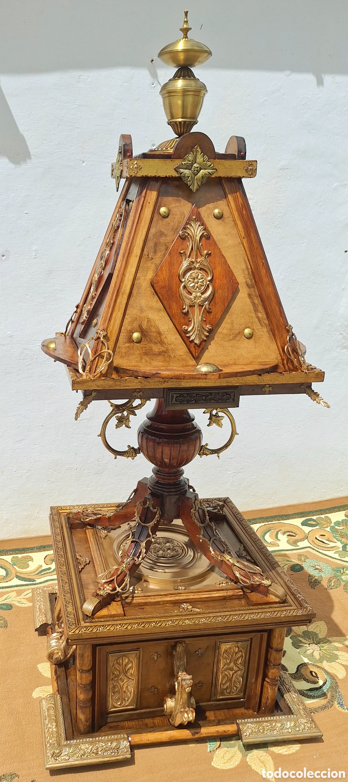 Antig&uuml;edades: Facistol de madera y metal - Foto 1