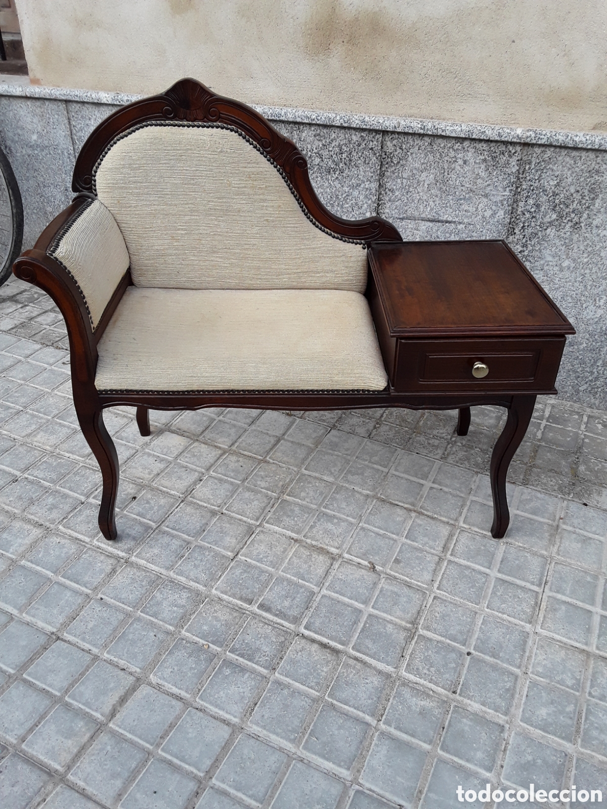 Antig&uuml;edades: Sill&oacute;n, mesilla, descalzadora - Foto 1