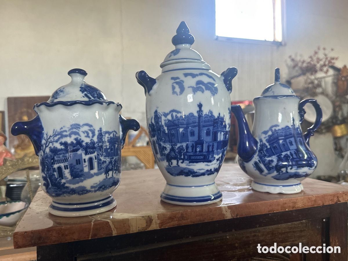 Antig&uuml;edades: Lote de jarrones y salsera de porcelana