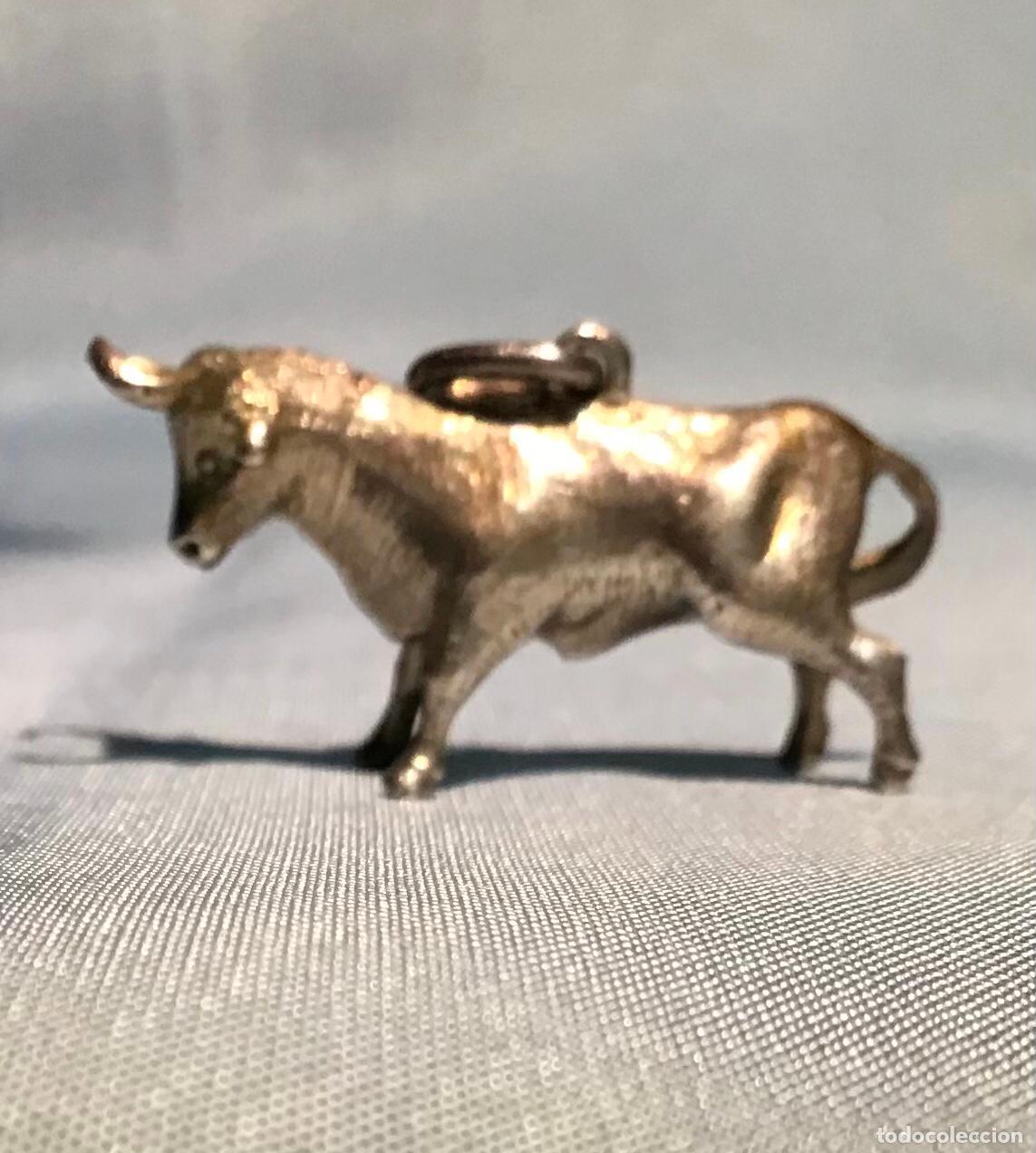 Antig&uuml;edades: TORO DE PLATA, COLGANTE - Foto 2