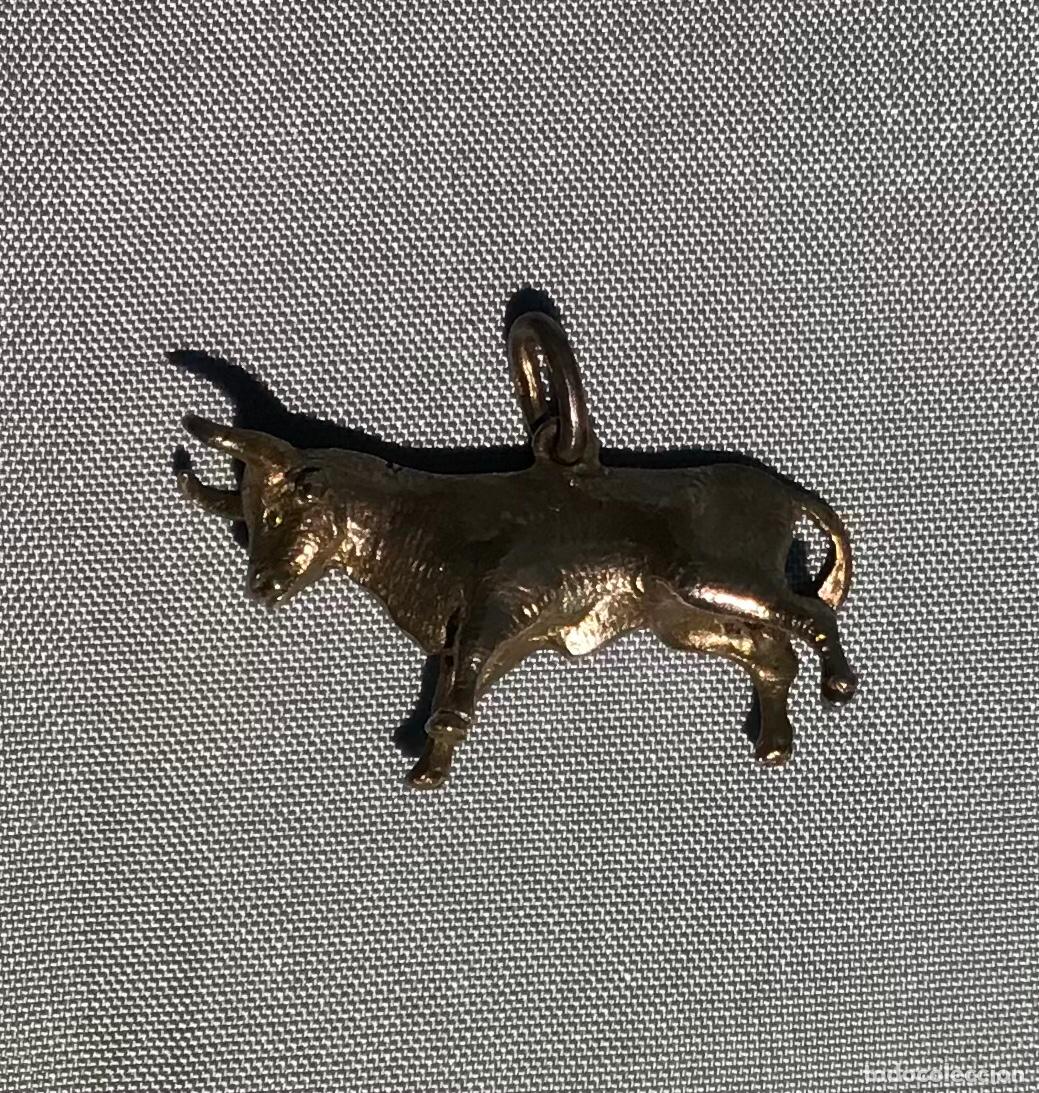 Antig&uuml;edades: TORO DE PLATA, COLGANTE - Foto 3