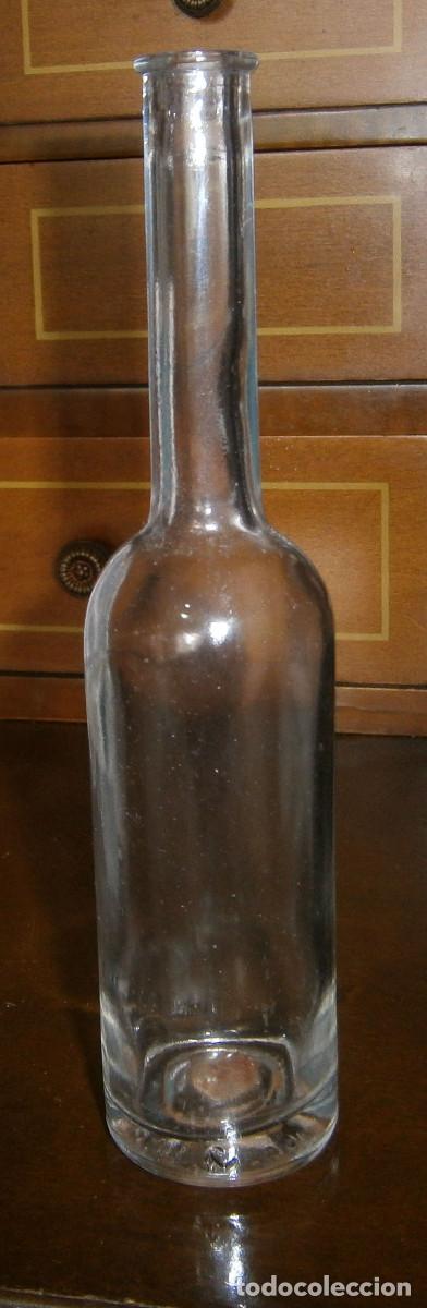 Antig&uuml;edades: Botella de cristal a&ntilde;os 50 - Foto 1