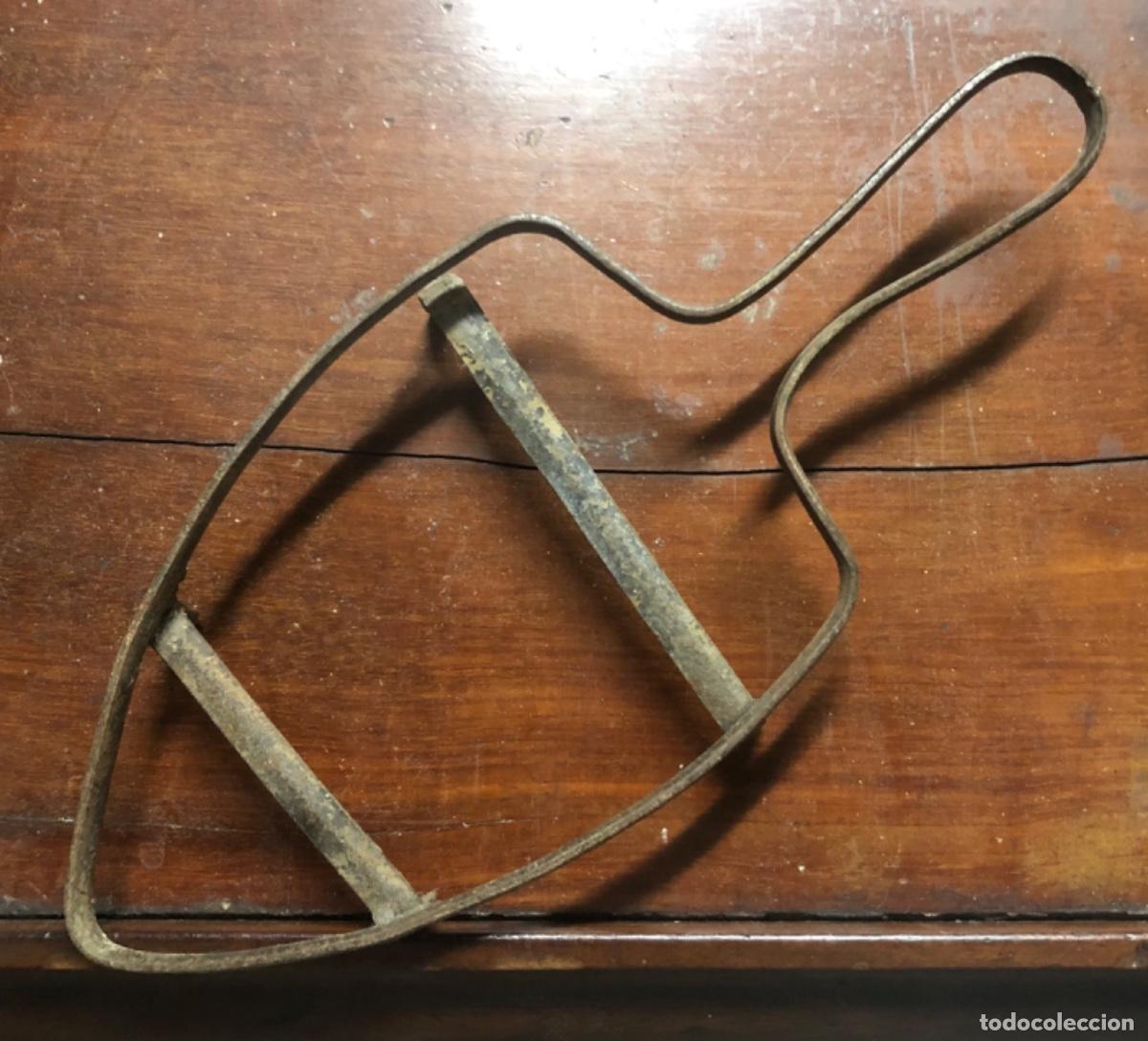 Antig&uuml;edades: SOPORTE DE METAL PARA PLANCHA (D) - MUY SIMPLE - - TG
