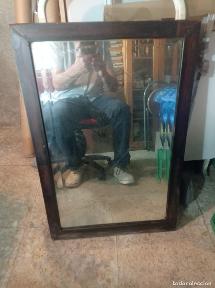 Antig&uuml;edades: Antiguo espejo biselado con marco de madera - Foto 1