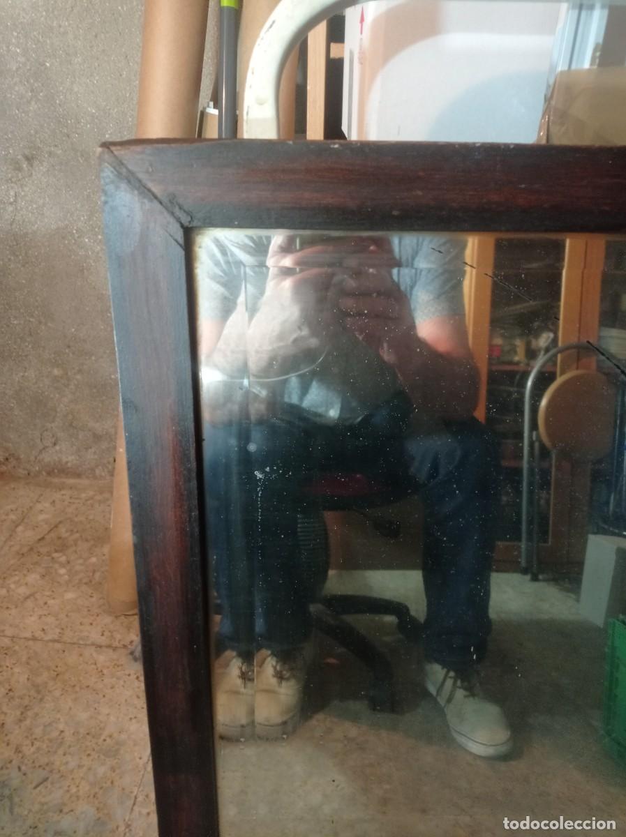 Antig&uuml;edades: Antiguo espejo biselado con marco de madera - Foto 2