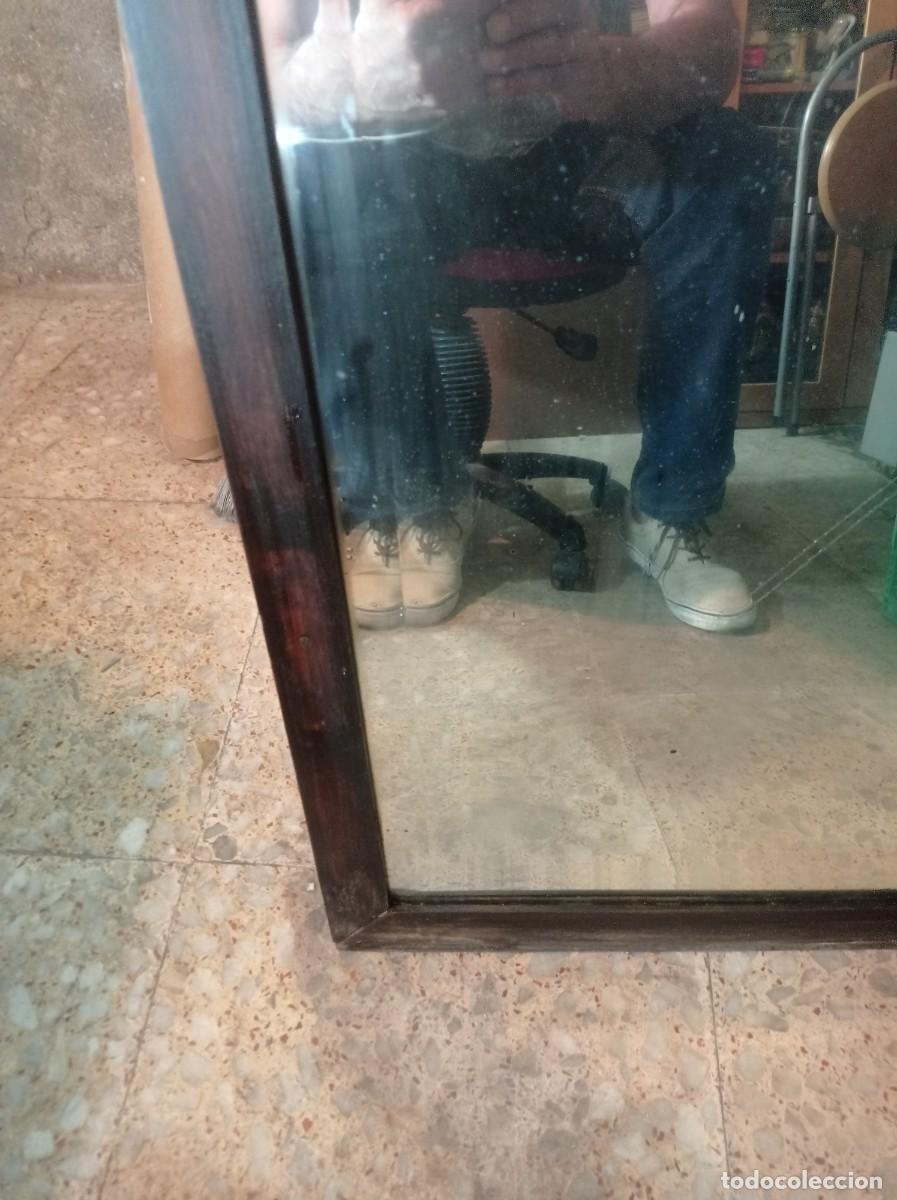 Antig&uuml;edades: Antiguo espejo biselado con marco de madera - Foto 3