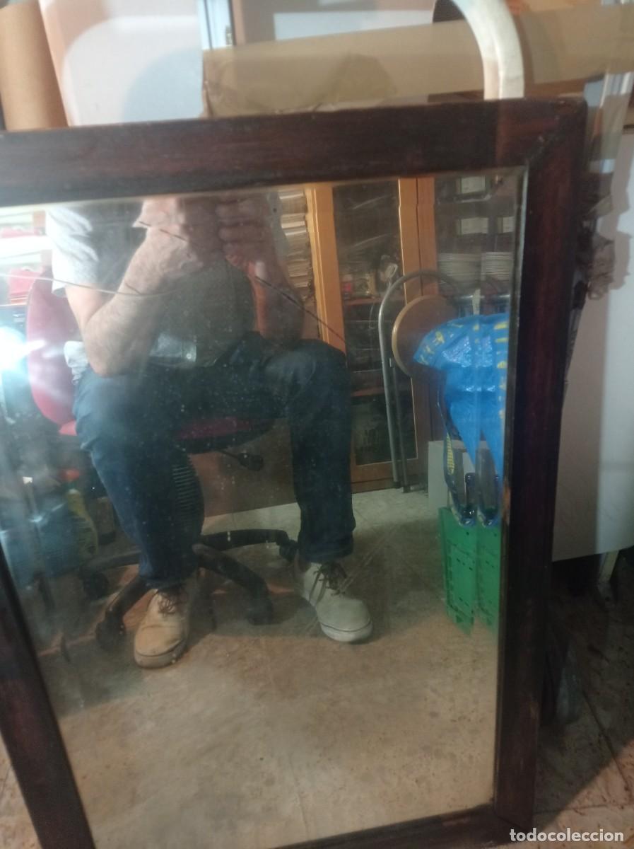 Antig&uuml;edades: Antiguo espejo biselado con marco de madera - Foto 4