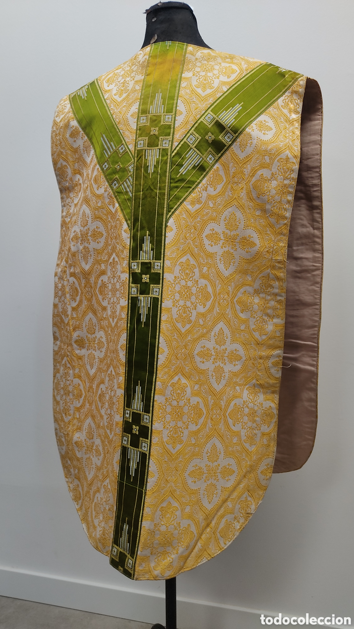 Antig&uuml;edades: Casulla bordada con hilo amarillo y gal&oacute;n verde. - Foto 2