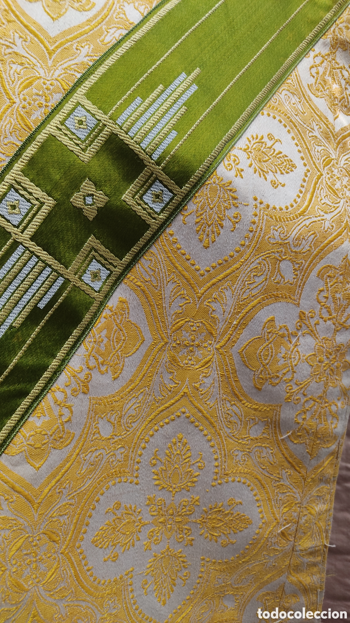 Antig&uuml;edades: Casulla bordada con hilo amarillo y gal&oacute;n verde. - Foto 4