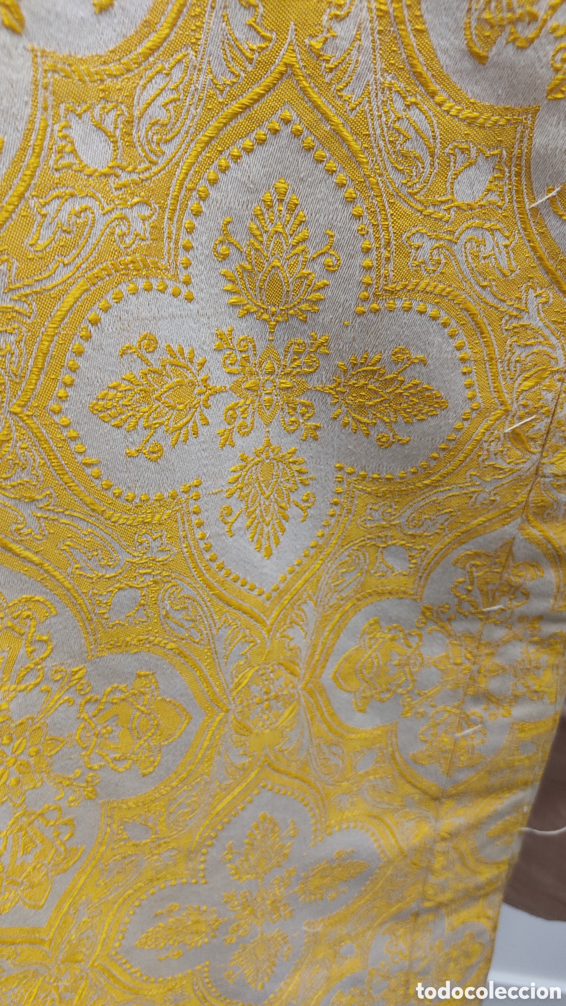Antig&uuml;edades: Casulla bordada con hilo amarillo y gal&oacute;n verde. - Foto 5